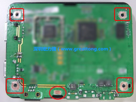 手動(dòng)去綠漆。使用傳統(tǒng)的刀片去除綠漆后的效果。