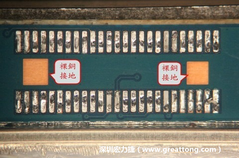把板對板連接器全部移除，發(fā)現(xiàn)其下方板子共有兩個裸銅的方形設(shè)計。