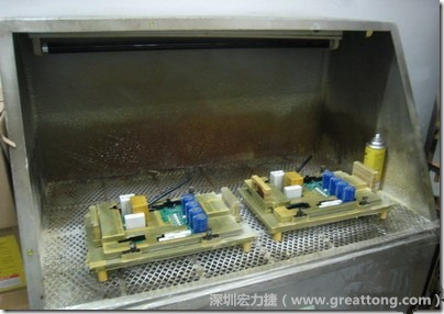 使用噴涂(Spraying)方式作業(yè)conformal coating時(shí)，需設(shè)備抽真空的設(shè)備，否則噴涂的物質(zhì)會(huì)飄散到空氣當(dāng)中，影響人體的健康。