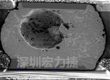 錫球氣泡大到足以影響到焊接的品質(zhì)，下圖是錫球切片后的剖面，可以很明顯看到氣泡已經(jīng)有錫球的 1/3 大了