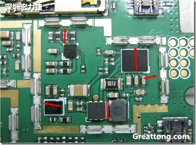 圖中顯示一塊電路板使用這種屏蔽夾(shielding clip)的實(shí)例。基本上我們?cè)趶澖堑牡胤蕉荚O(shè)計(jì)擺放了一個(gè)屏蔽夾，這樣可以讓作業(yè)員比較方便安裝屏蔽罩(shielding can)時(shí)的對(duì)位準(zhǔn)確。然后在其他沒有屏蔽夾的地方也設(shè)計(jì)了一些接地的布線，一來可以稍微提升屏蔽罩的電磁隔絕能力，另一方面也可以為屏蔽夾無效時(shí)，馬上可以更改為屏蔽框，而無需要重新設(shè)計(jì)電路板。