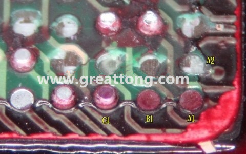 下圖是紅墨水測試后將PCB板子拿回來側(cè)一個(gè)角度拍攝的照片，就可以很清楚的看到錫球黏在PCB端，或不在PCB端。