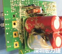元件選擇不當導致大量電流或電壓流經電路，將會發(fā)生像這個燒融電容器的損壞情形。