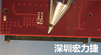 連接器邊緣稍突出于電路板的邊緣。
