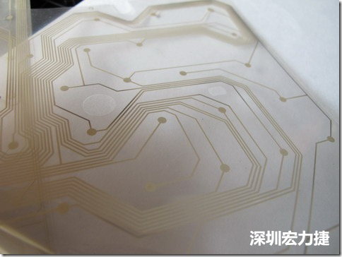 下面第二個圖則是另一片也有著按鍵線路的PTF，當(dāng)上、下兩面PTF的按鍵結(jié)點互相接觸后就可以計算出是哪個按鍵被按下了。可是當(dāng)按鍵沒有按下時，上下兩片PTF的線路則是分開的，所以上圖那片PTF的線路上面其實還另外覆蓋了另一層透明的PET作為絕緣層，只露出了需要在鍵盤按下時才會碰觸的接觸點，因為這些材質(zhì)使用的都是Polymer，所以才撐這樣的技術(shù)為Polydome(聚合簧片)。