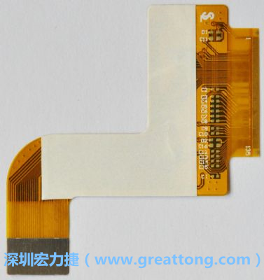 FPCB并非可無(wú)限制撓曲，為避免過(guò)度撓曲拉扯造成銅箔斷裂，一般在較長(zhǎng)條型板材會(huì)貼附補(bǔ)強(qiáng)貼片。