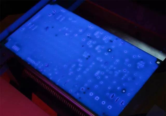 經(jīng)過(guò)涂覆工藝后的PCB，在紫光燈下的拍攝效果，原來(lái)coating也可以這么美！