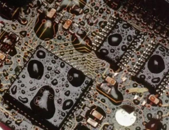 經(jīng)過(guò)涂覆工藝后的PCB，在表面形成透明的保護(hù)膜，能有效防止水珠和潮氣侵入，避免漏電和短路。